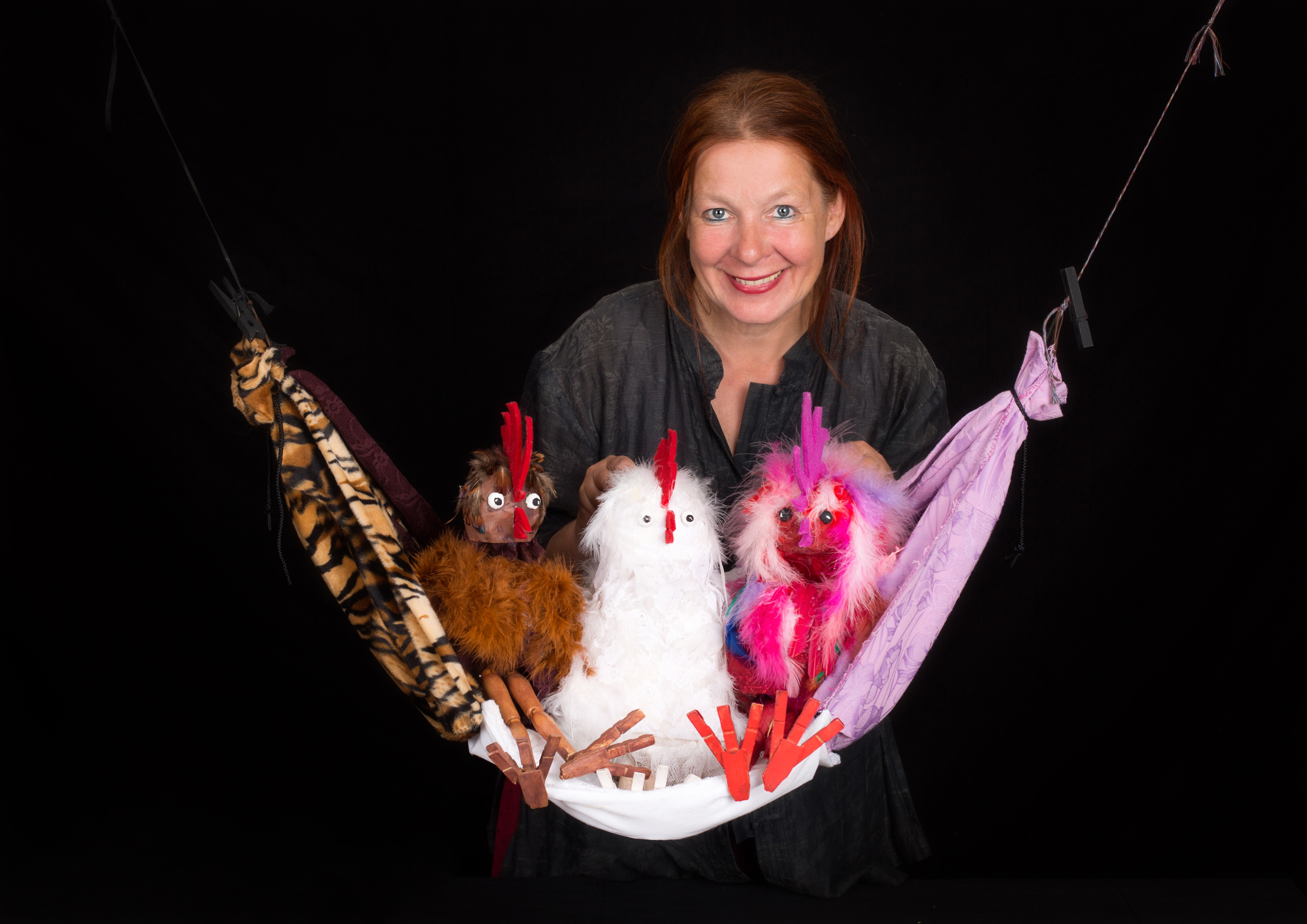 Barbara Grey und ihre drei Puppen aus dem Puppentheater